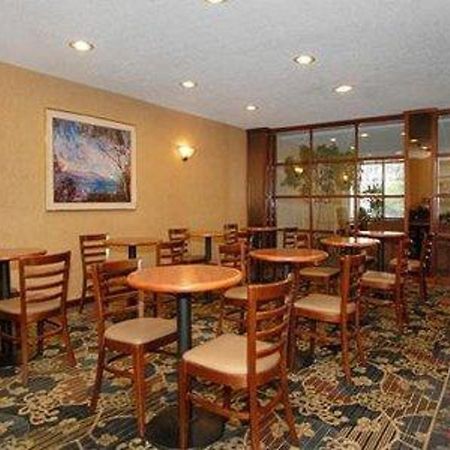 克利夫兰机场康福特茵酒店 米德堡高地 外观 照片