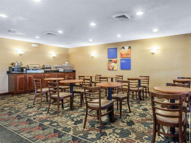 克利夫兰机场康福特茵酒店 米德堡高地 外观 照片