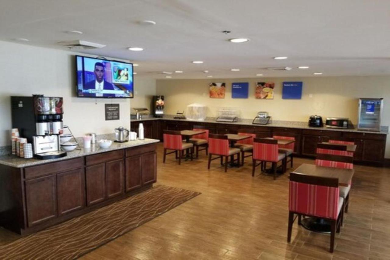 克利夫兰机场康福特茵酒店 米德堡高地 外观 照片